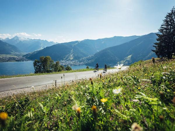 Cycling along Lake Zell