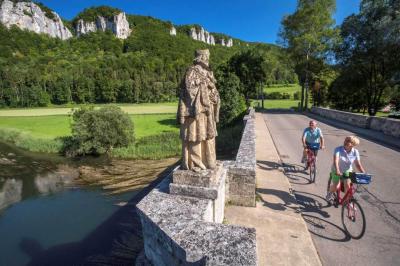 Cyclists near Nepomuk monument