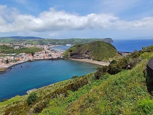 Cycling with a view over Faial