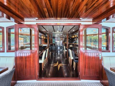 Andela Lora Saloon