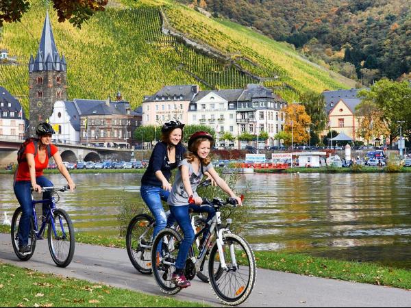 Radfahrer an der Mosel bei Bernkastel Kues