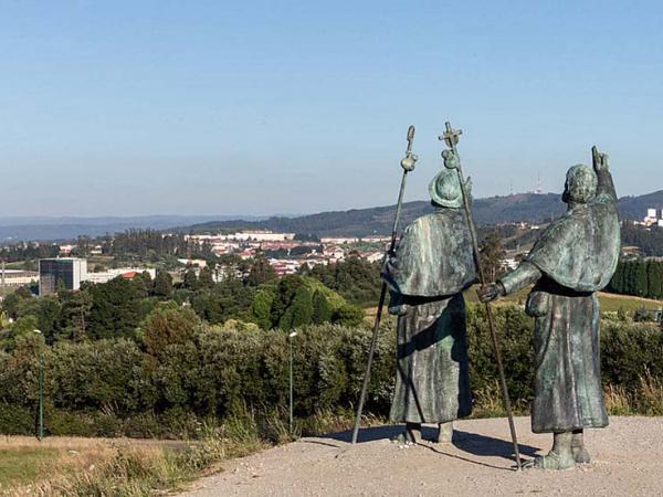 hill with statues and a first view to Santiago de Compostela