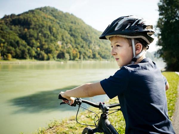 Kid looking at the danube