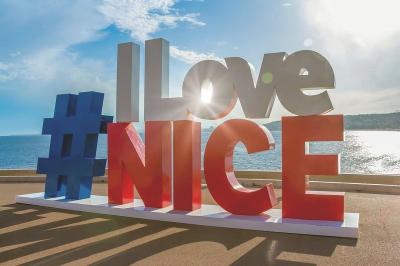 SignI love Nizza above the Promenade d’Anglais