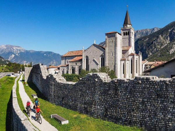 Radfahrer am Alpe-Adria Radweg bei Venzone