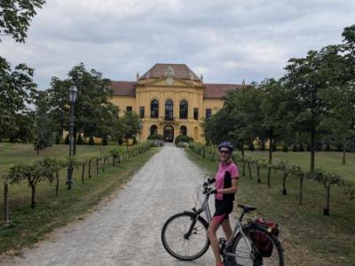 Cyclist in front of an impressive castle