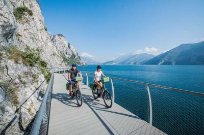 Gardasee - Radweg mit Radpaar