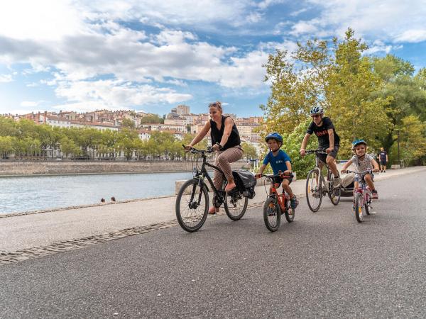 Family cycling in Lyon