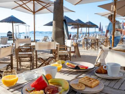 Breakfast on the beach