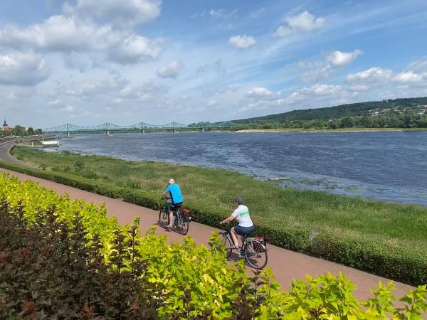 Cyclists next to the Vistula