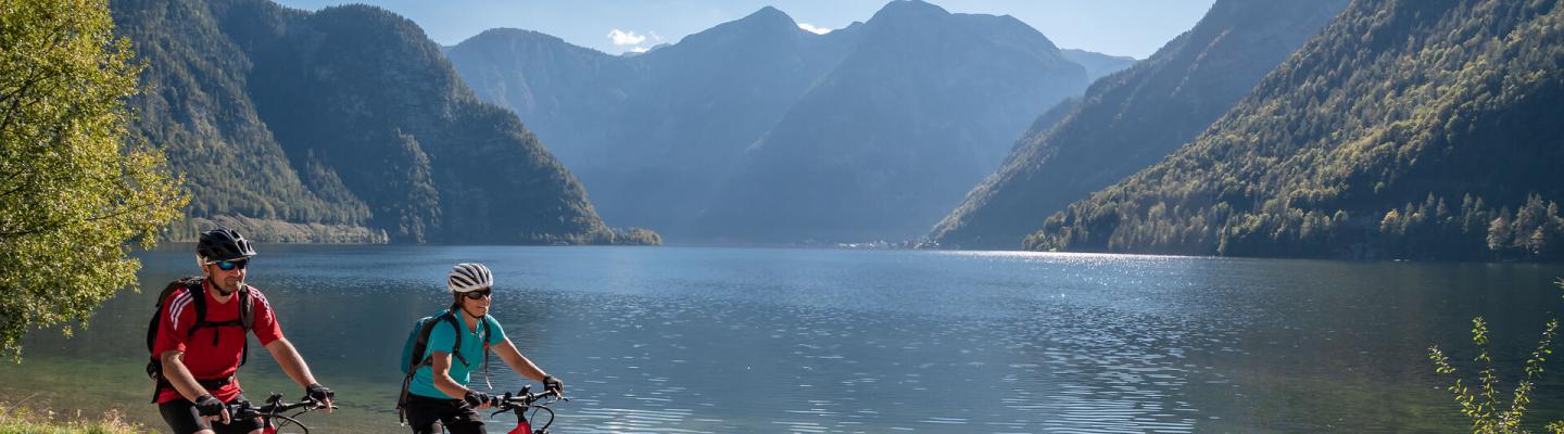 Cycling along lake Hallstatt | &copy; �sterreich Werbung