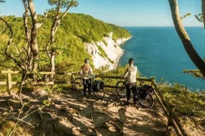 Cyclists at the cliffs on Mon Island