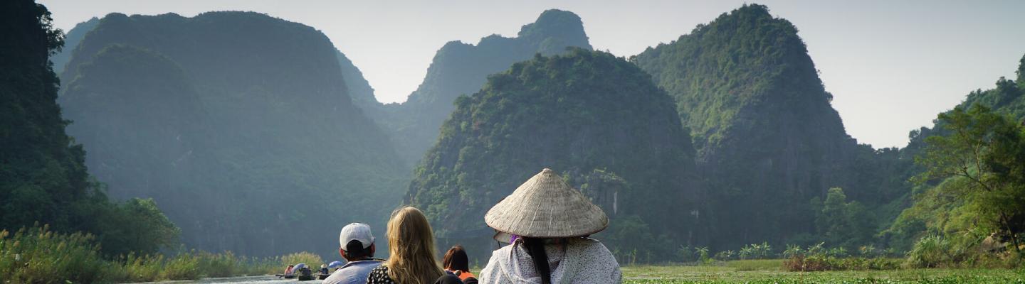 By boat through vietnamese landscapes | © Insel Tobias Lohmann