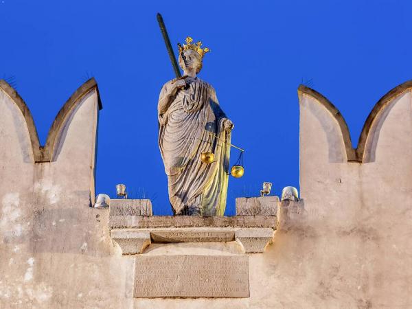 Statue Justitia in Koper