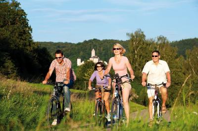 Cyclists on the Altmuehl cycle path