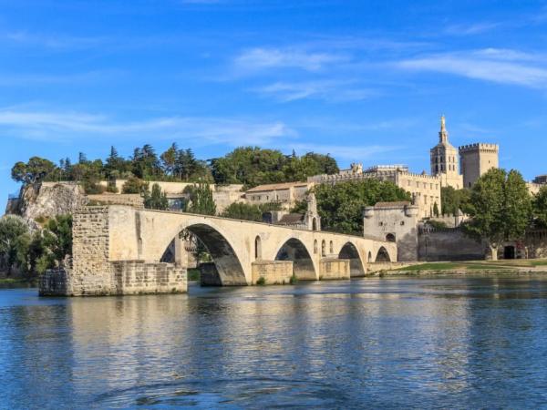 Avignon- Pont Saint-Benezet mit Papstpalast