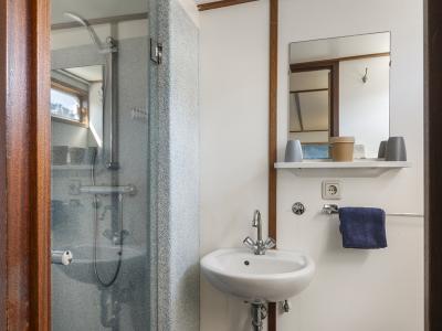 Anna van Aemstel bathroom