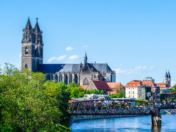 Magdeburg Catedral with bridge