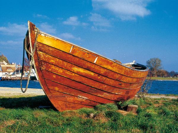 Fisher boat near R�bel