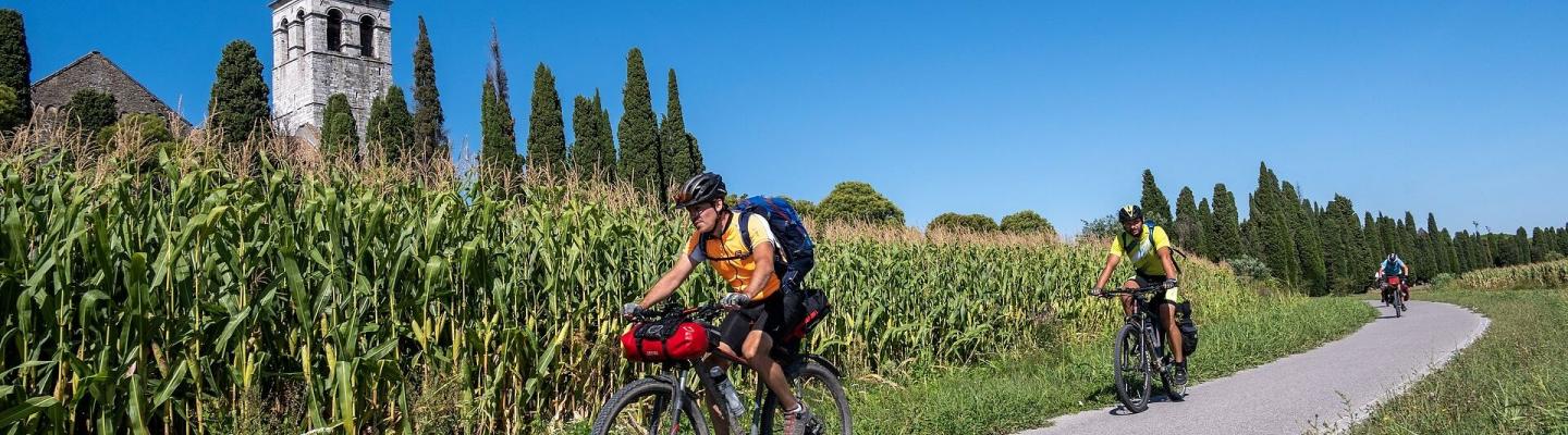 Cyclists near Aquileia | © PROMOTURISMO FVG Nicola Brollo / Fivestudio.it