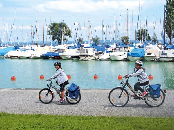 Kinder radeln am Hafen entlang