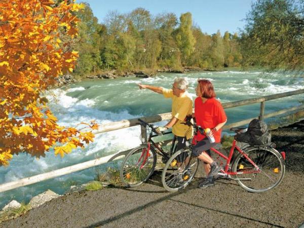 cyclists in front of the river on the Romantic Road