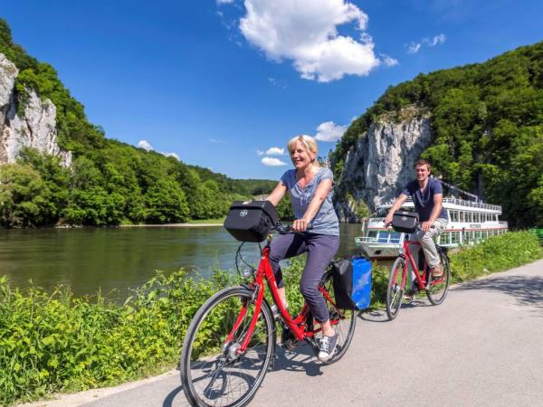 cyclists in the Donaudurchbruch